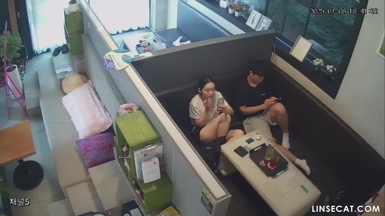 [신작] 한 젊은 커플이 만화 카페의 개인실에서 성관계를 하고 있었다. 남자는 여자친구의 성기를 애무하다가, 주변 사람들이 그녀의 신음 소리를 들을까 봐 걱정되어 입을 막고 자신의 손가락을 빨게 했다. [해킹된 한국 IP 카메라 영상] [단독 영상] 썸네일