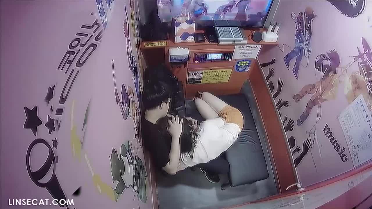 [신작] 섹스에 굶주린 남자가 여자친구 티셔츠 안에 머리를 넣고 30분 동안 젖꼭지를 빨았다. 그리고 여자친구는 20분 동안 그의 성기를 빨았다. 그는 여자친구의 머리를 숙이고 즐기는 듯 보였다. [해킹된 한국 노래방 IP 카메라] [단독 영상] 썸네일