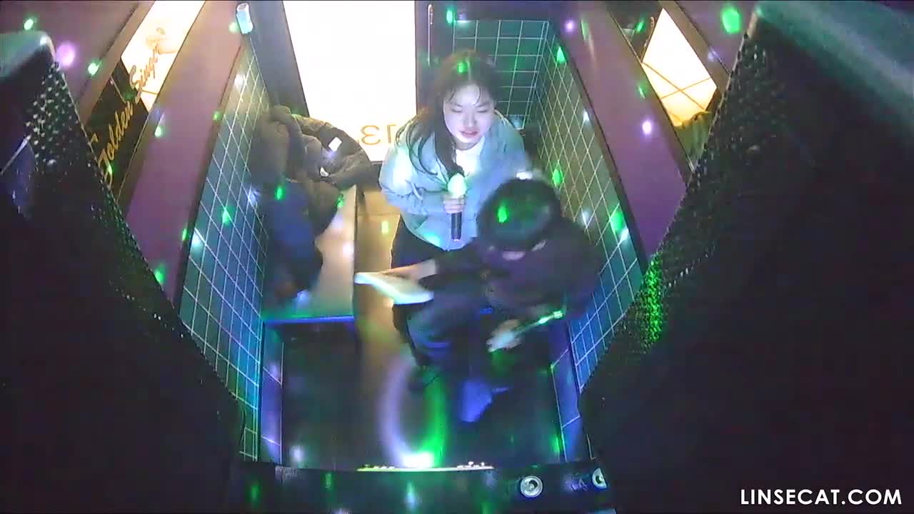 [신작] 두 젊은 남성이 여자친구의 가슴에 집착했다. 남자는 그녀의 가슴을 애무하고, 애무하고, 젖꼭지를 빨았고, 여자는 그들의 발기된 성기를 만졌다. [한국 노래방 해킹 카메라 영상] [단독 영상] 썸네일