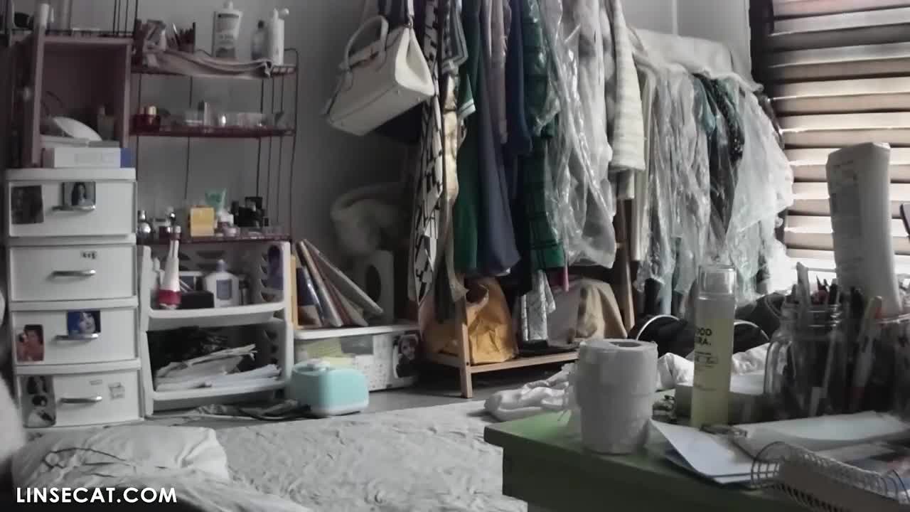 해킹된 홈 IP 카메라_ 큰 가슴을 가진 아름다운 한국 소녀가 전화 통화 중에 보지 털을 가지고 놀고 있습니다 썸네일