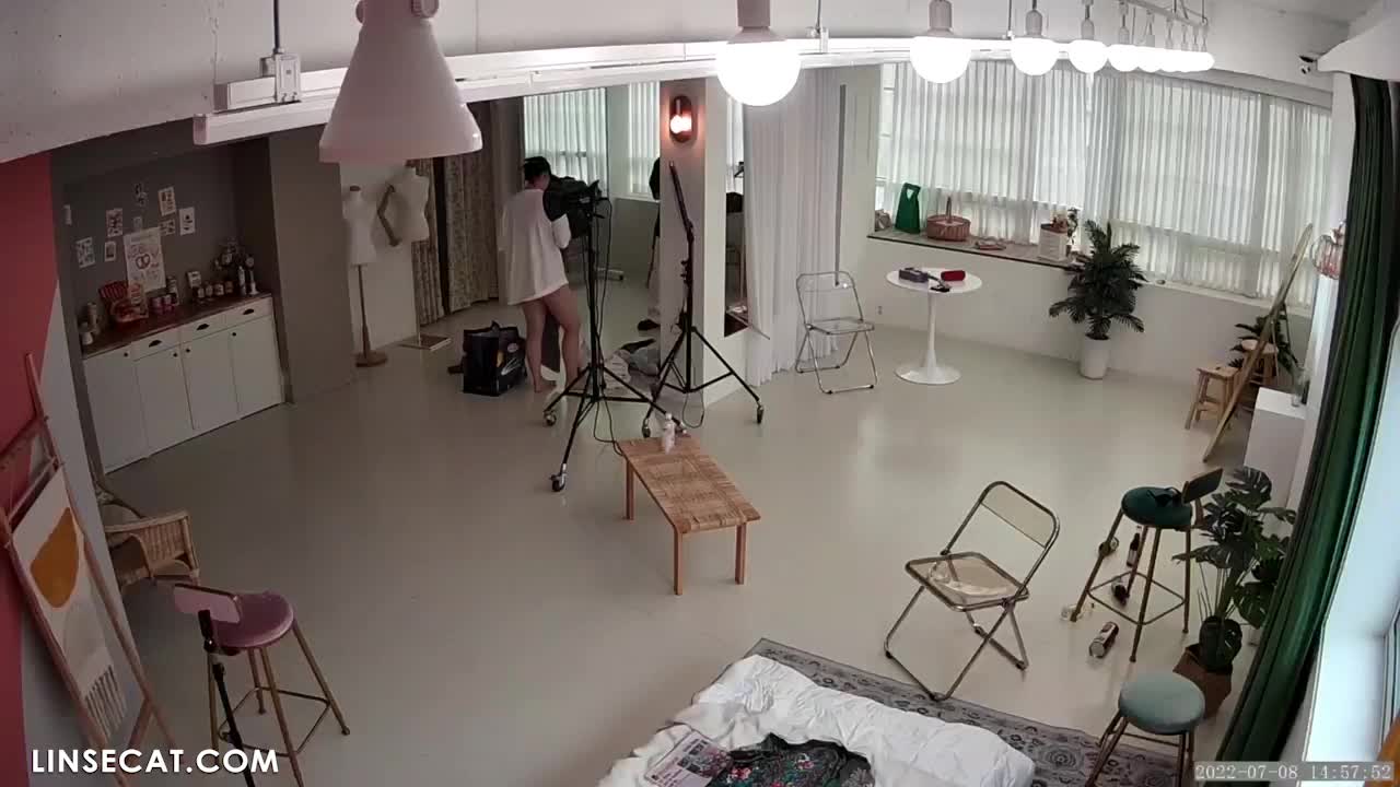 [신작] 한 사진 스튜디오의 촬영 현장이 유출되었습니다. 섹시한 란제리를 입은 여성들과 귀여운 코스프레를 한 여성들이 등장합니다. 일반적으로 섹시한 란제리를 입은 여성들은 코스프레를 한 여성들만큼 성관계 시 적극적이지 않다는 인식이 있습니다. [한국에서 해킹된 IP 카메라] [단독 영상] 썸네일