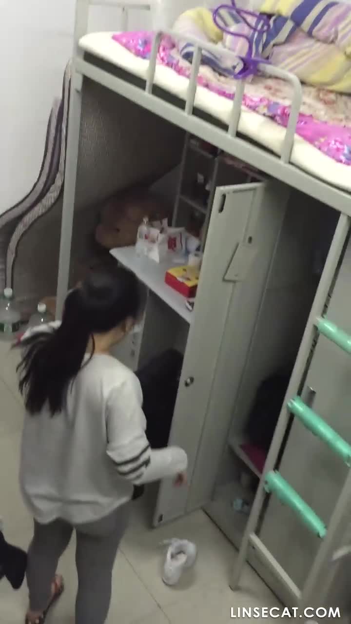 [신작] 여성들 간의 은밀한 행위. 그녀는 여자 친구들과 다리를 가위처럼 꼬고 앉아 서로의 성기를 비볐고, 친구들은 이를 즐기는 듯 보였다. [바이두 클라우드 유출] [단독 영상] 썸네일