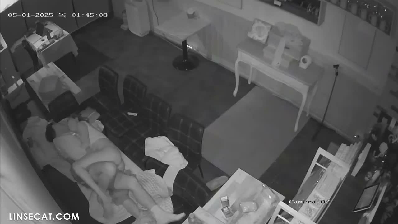[신작] 한 커플이 타로 카드 카페에서 성관계를 하고 있었다. 남자는 손으로 여자친구의 질을 빠르게 자극했고, 그녀의 질액이 의자에 떨어졌다. 다음 날 손님들이 그녀의 특유의 냄새를 맡게 될까_ [해킹된 한국 IP 카메라 영상] [단독 영상] 썸네일