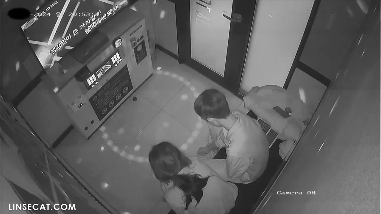 노래방 IP 카메라가 해킹당했다. 잘생긴 남자친구가 긴 키스로 그녀를 취하게 만들었다. 그녀는 남자친구의 손을 잡고 그의 손으로 그녀의 음핵을 기쁘게 하는 방법을 그에게 안내합니다 썸네일
