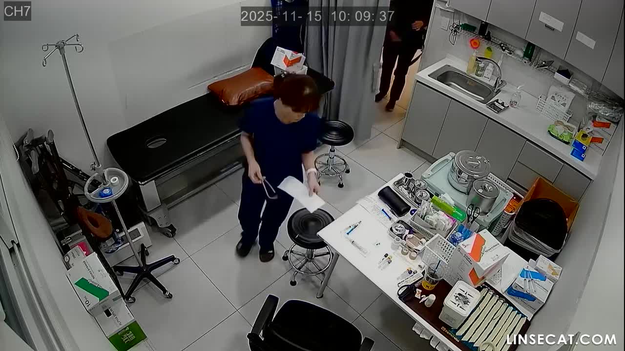 [신작] 주사를 맞을 때, 중년 여성들은 엉덩이를 선호하는 반면, 젊은 여성들은 팔을 선호하는 경향이 있다. [해킹당한 한국 병원 IP 카메라 영상] [단독 영상] 썸네일