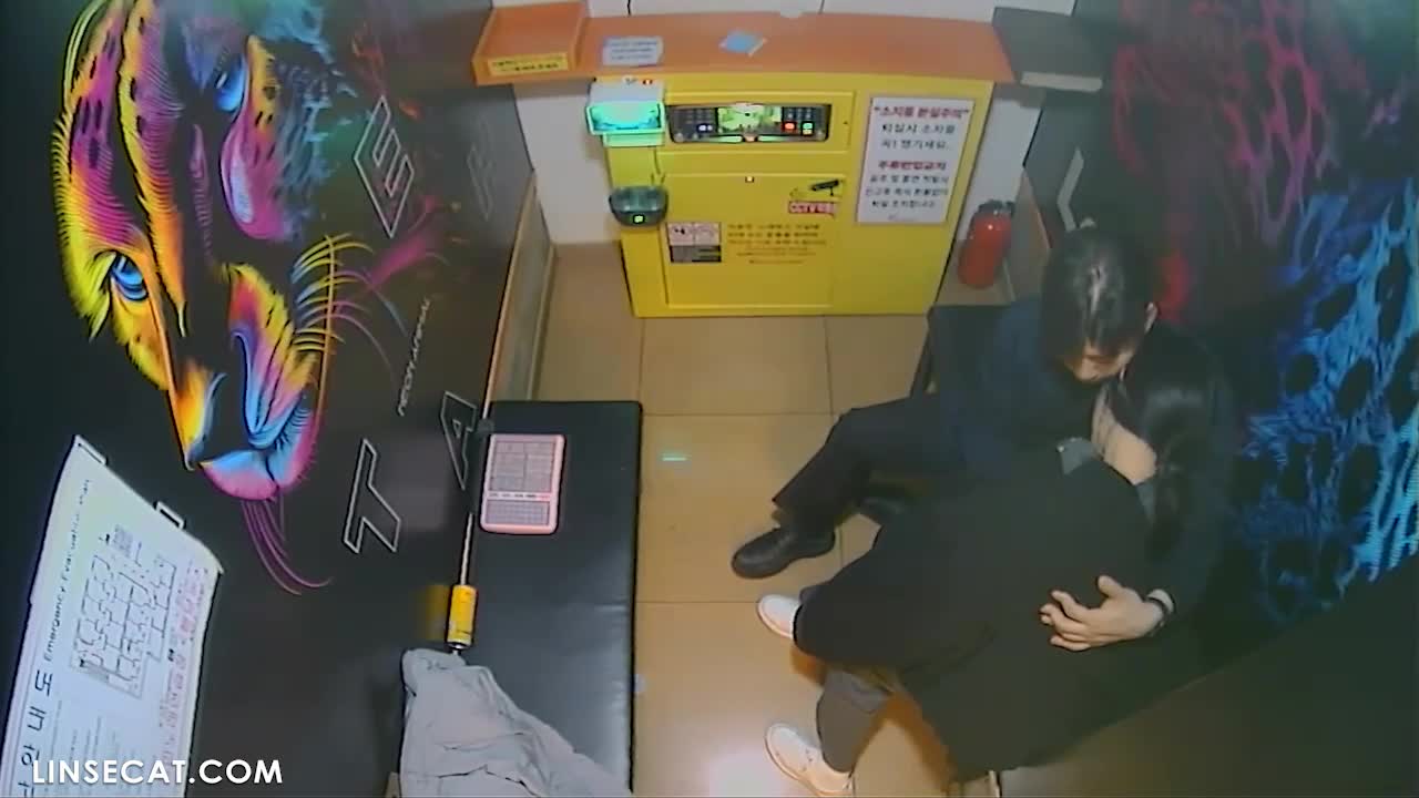 신작) 필수 오르가즘! 두 사람이 키스하는 동안 그는 강제로 그녀의 질을 만지고 클리토리스를 문질렀다. 강렬한 오르가즘에 그녀는 갑자기 다리를 모았다. [해킹된 한국 노래방 IP 카메라] [단독 영상] 썸네일