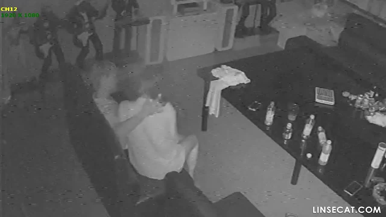 [신작] 술집 주인과 그의 여자 친구가 성관계를 맺고 있었다. 그녀는 어두울 때는 섹시한 모습을 드러냈지만, 불이 켜진 아래에서는 수줍어하는 모습을 보였다. [해킹된 한국 IP 카메라] [단독 영상] 썸네일