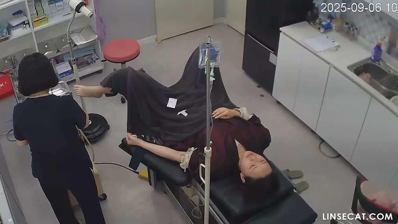 [신작] 14명의 여성이 산부인과 검진을 받았습니다. 수많은 한국 및 외국 여성의 생식기를 진료해 온 서울의 한 의사는 유독 특이한 생식기 모양을 가진 한 여성을 보고 10분 넘게 자세히 살펴보며 당황했습니다. [한국 병원 해킹된 IP 카메라 영상] [단독 영상] 썸네일