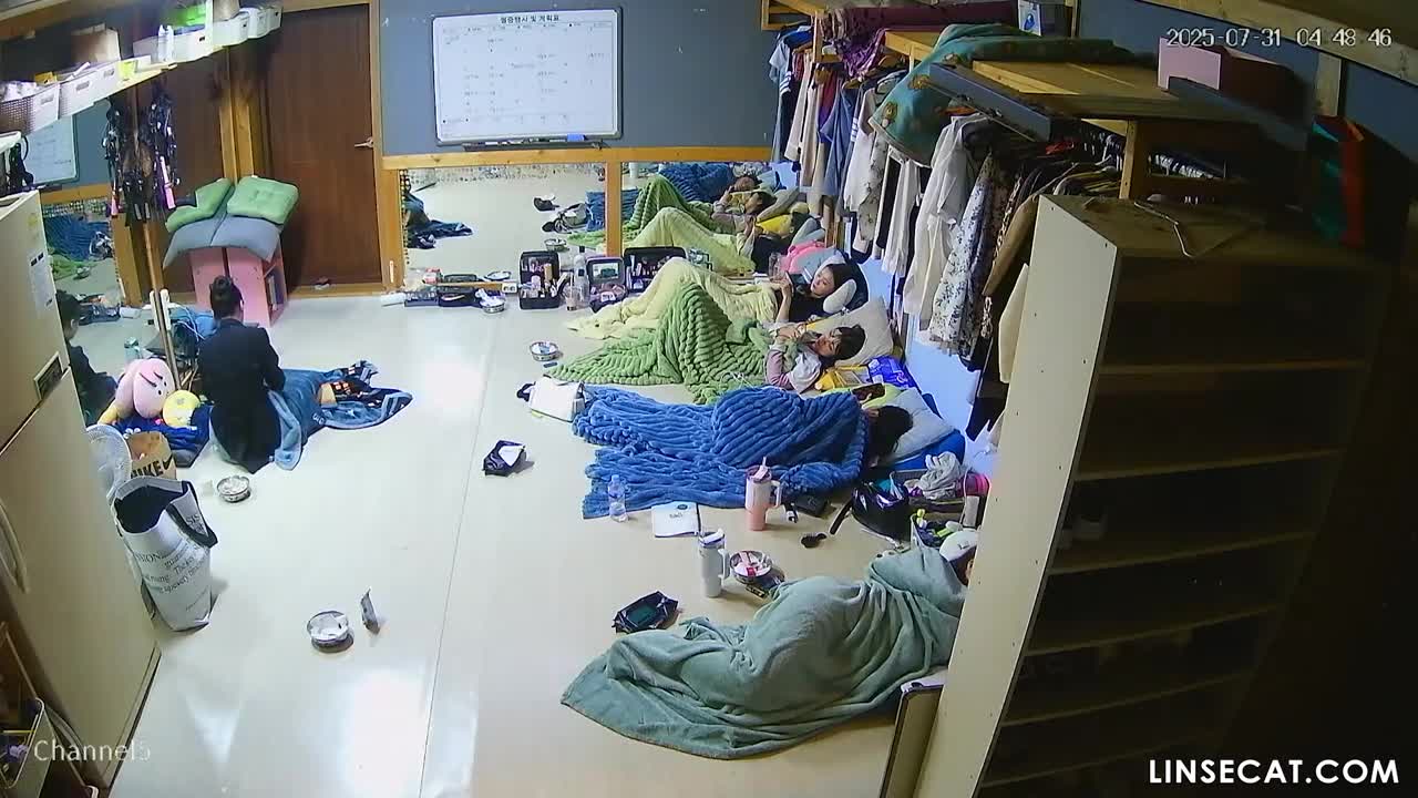[신작] 바 호스티스들이 쉬는 라운지. 그녀가 바닥에 무릎 꿇고 닦고 있는 모습을 보니, 바지를 내리고 거칠게 관계를 맺고 싶은 충동이 들었다. [해킹된 한국 IP 카메라] [단독 영상] 썸네일